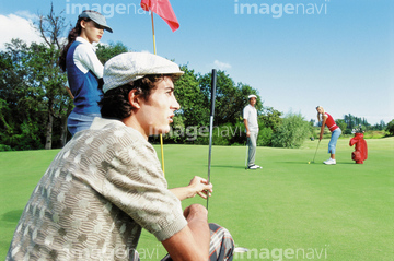 ゴルフ 男 若者 ゴルフウェア ゴルフ場 4人 の画像素材 球技 スポーツの写真素材ならイメージナビ