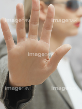 人物 構図 横向き 手 手のひら の画像素材 写真素材ならイメージナビ