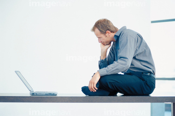 男性 あぐら 横向き 座る 憂鬱 の画像素材 写真素材ならイメージナビ