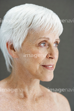 シニア 女性 ショートヘアー の画像素材 年齢 人物の写真素材ならイメージナビ