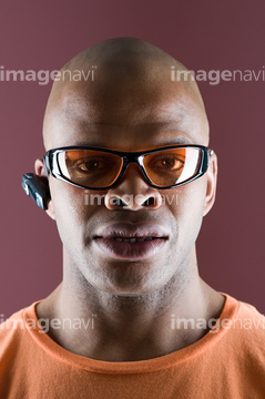 ミドル 男性 黒人 坊主頭 メガネ 顔 の画像素材 構図 人物の写真素材ならイメージナビ