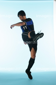 スポーツ 球技 サッカー 蹴る シュート の画像素材 写真素材ならイメージナビ