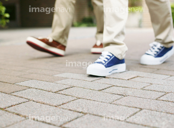 歩く 二人 足元 友達 の画像素材 行動 人物の写真素材ならイメージナビ