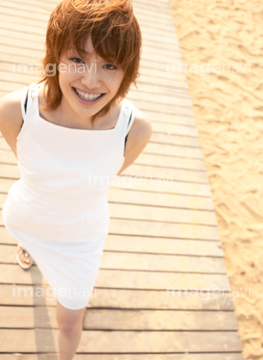 俯瞰撮影 人物 見上げる 夏 歩く の画像素材 構図 人物の写真素材ならイメージナビ