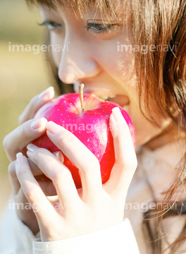 りんご かじる 陽気 の画像素材 健康管理 ライフスタイルの写真素材ならイメージナビ