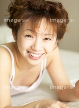 下着姿 女性 日本人 笑顔 かわいい の画像素材 ライフスタイル イラスト Cgの写真素材ならイメージナビ