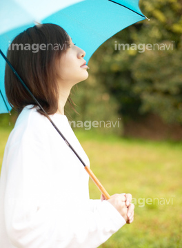 傘をさす 横向き 横顔 の画像素材 体のパーツ 人物の写真素材ならイメージナビ