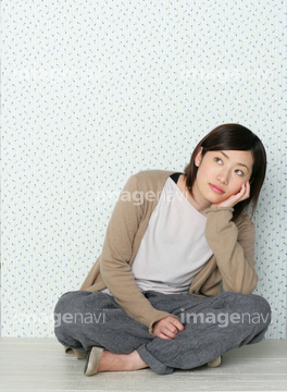 あぐら 頬杖 の画像素材 外国人 人物の写真素材ならイメージナビ