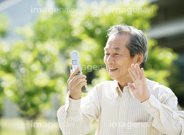 電話 日本人 シニア テレビ電話・電話機】（ロイヤリティフリー）の 