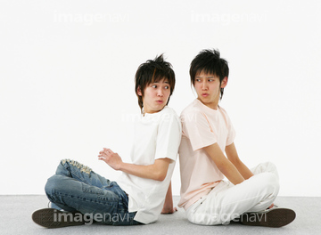 男性 あぐら 横向き 座る 日本人 の画像素材 趣味 遊び ライフスタイルの写真素材ならイメージナビ