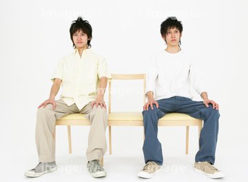 人物 行動 イスに座る 2人 全身 代 の画像素材 写真素材ならイメージナビ