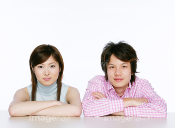 腕を組む カップル 腕組み の画像素材 家族 人間関係 人物の写真素材ならイメージナビ