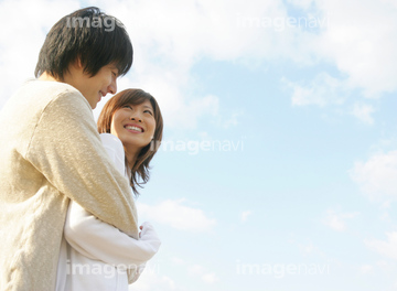 あすなろ抱き 晴れ の画像素材 家族 人間関係 人物の写真素材ならイメージナビ