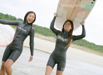 スポーツ 若い女性 笑顔 日本人 スポーツウェア ウエットスーツ の画像素材 ウォータースポーツ スポーツの写真素材ならイメージナビ