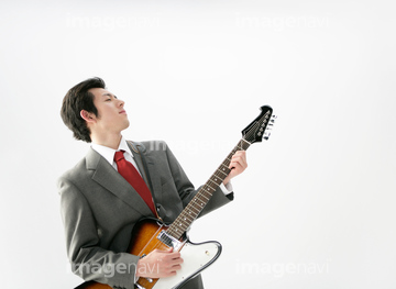 ギター 日本人 スーツ の画像素材 構図 人物の写真素材ならイメージナビ