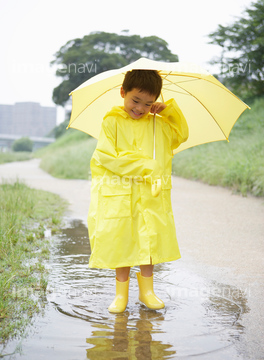 男の子 雨 傘をさす の画像素材 季節 イベント イラスト Cgの写真素材ならイメージナビ