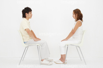 男性 横向き 座る 全身 椅子 対面 学生 の画像素材 家族 人間関係 人物の写真素材ならイメージナビ
