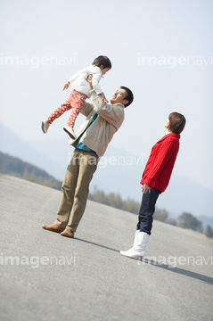 子供 抱き上げる 歩く の画像素材 日本人 人物の写真素材ならイメージナビ
