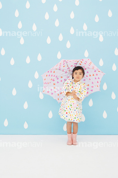 雨 傘をさす の画像素材 日本人 人物の写真素材ならイメージナビ