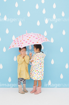 雨 傘をさす の画像素材 日本人 人物の写真素材ならイメージナビ