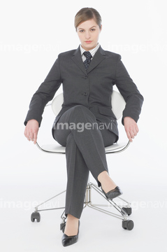 Ol スーツ 足の部分 足を組む の画像素材 ビジネスシーン ビジネスの写真素材ならイメージナビ