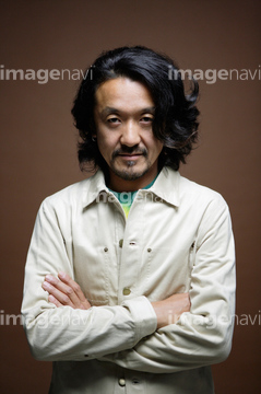 おじさん シリアス顔 日本人 ロングヘアー の画像素材 ビジネスパーソン ビジネスの写真素材ならイメージナビ