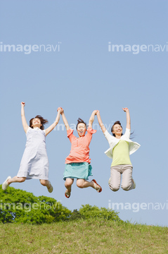 人物 構図 ジャンプ 動作 3人 喜び の画像素材 写真素材ならイメージナビ