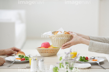 手 差し出す 皿 両手 の画像素材 料理 食事 ライフスタイルの写真素材ならイメージナビ
