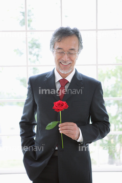 バラの花をもった中高年の男性 の画像素材 写真素材ならイメージナビ