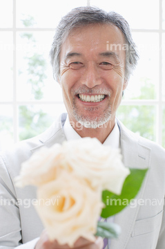 花束 持つ 男性 日本人 白髪 の画像素材 お祝い事 弔事 ライフスタイルの写真素材ならイメージナビ