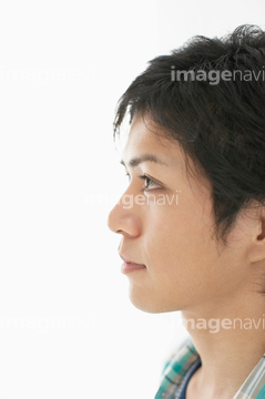 男性 横顔 若者 少ない 笑う 1人 Bloomimage の画像素材 日本人 人物の写真素材ならイメージナビ