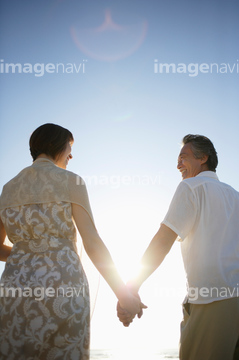 手つなぎ 後ろ姿 晴れ の画像素材 行動 人物の写真素材ならイメージナビ