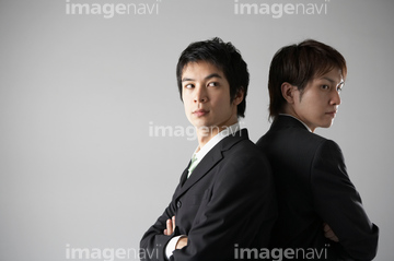 腕組み 男性 横向き 背中合わせ ライバル の画像素材 構図 人物の写真素材ならイメージナビ