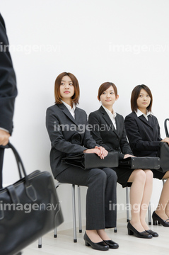 リクルートスーツ 女性 全身 座る の画像素材 ビジネスパーソン ビジネスの写真素材ならイメージナビ