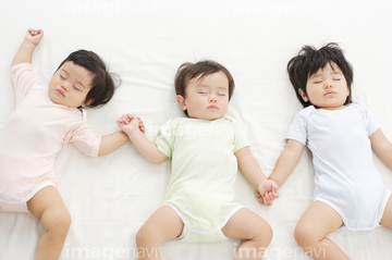 開脚 男 大の字 赤ちゃん 子供 の画像素材 日本人 人物の写真素材ならイメージナビ