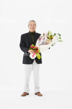 花束を持った男性 の画像素材 日本人 人物の写真素材ならイメージナビ