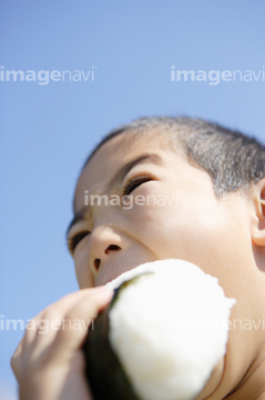 子供 おにぎり 食べる 日本人 頬張る の画像素材 行動 人物の写真素材ならイメージナビ