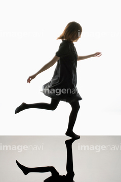 人物 構図 横向き 走る 動作 スカート の画像素材 写真素材ならイメージナビ