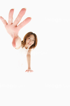 人物 日本人 女性 ジェスチャー 手 腕を伸ばす 手のひら の画像素材 写真素材ならイメージナビ