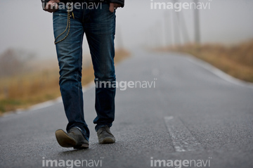 男 歩く 正面 イラスト シルエット 子供 足の部分 少ない 脚 の画像素材 行動 人物の写真素材ならイメージナビ