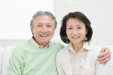 高齢者 笑顔 日本人 夫婦 リビング 黒髪 ロイヤリティフリー の画像素材 家族 人間関係 人物の写真素材ならイメージナビ