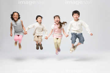 子供 手をつなぐ 外国人 Bloomimage の画像素材 行動 人物の写真素材ならイメージナビ