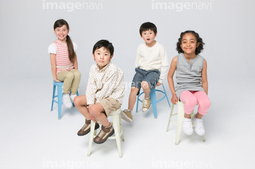 椅子に座る 少年 の画像素材 人物 イラスト Cgの写真素材ならイメージナビ