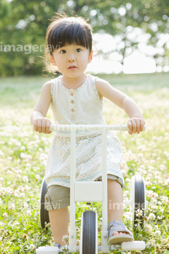 自転車 女の子 子供 年齢層 日本人 かわいい 三輪車 自転車 の画像素材 日本人 人物の写真素材ならイメージナビ