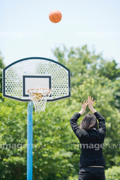 女子 バスケ 手を上げる の画像素材 球技 スポーツの写真素材ならイメージナビ