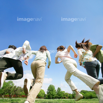アオリ 男性 走る 動作 の画像素材 行動 人物の写真素材ならイメージナビ