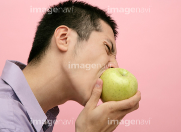 りんご かじる の画像素材 行動 人物の写真素材ならイメージナビ