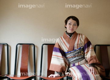 人物 行動 イスに座る 和服 の画像素材 写真素材ならイメージナビ