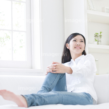 ソファ 座る 正面 全身 立て膝 の画像素材 感情 人物の写真素材ならイメージナビ
