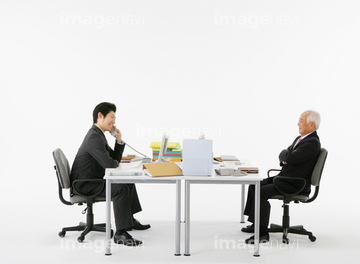 スーツ 男性 腕組み 全身 2人 座る の画像素材 写真素材ならイメージナビ